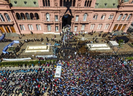 Entre el caos y la tristeza, Argentina y el mundo dan su 'último adiós' al ídolo Maradona (FOTOS)