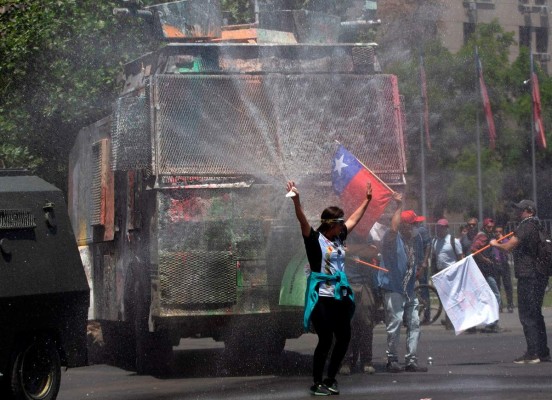 FOTOS: Chile cumple 40 días de convulsión sin lograr sacar a su gobernante