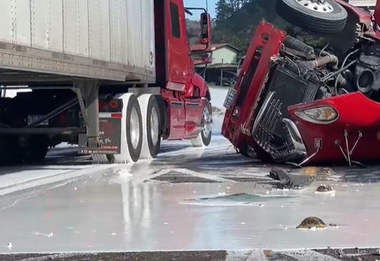 Un conductor atrapado y cuantiosos daños materiales: lo que dejó el accidente en la curva de Taulabé