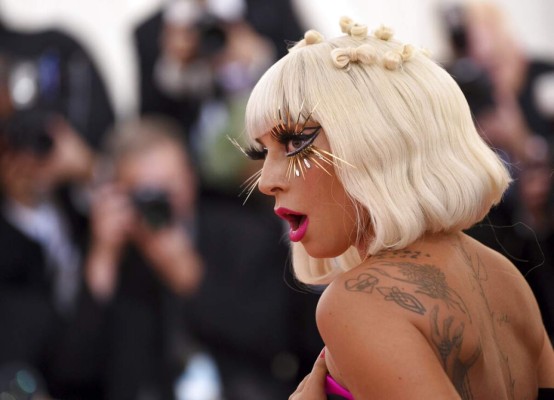 (FOTOS) Lady Gaga impacta en la MET Gala 2019: aparece en vestido y termina en lencería