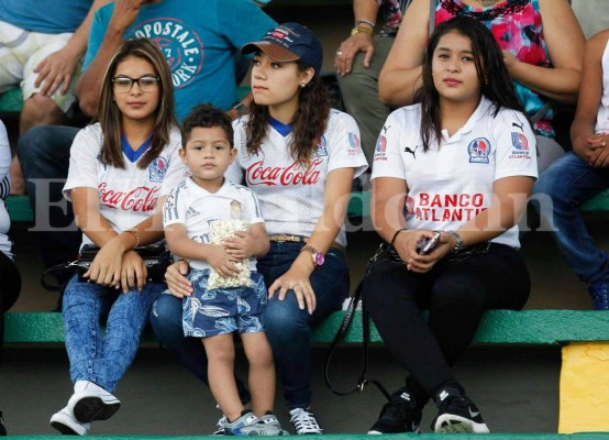 Las catrachas que adornan el estadio Humberto Micheletti con su belleza