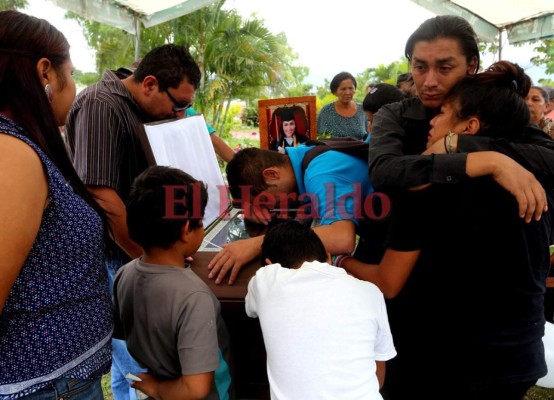 Dolorosa despedida a joven que murió por bala perdida en El Pedregal