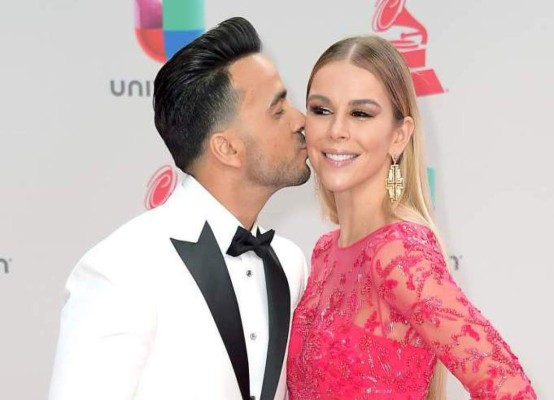 FOTOS: Esposa de Luis Fonsi se roba las miradas en los Grammy con sensual vestido rojo