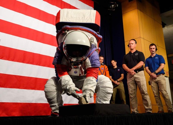FOTOS: Así son los nuevos trajes espaciales que presentó la NASA