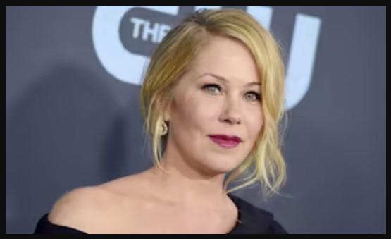 Christina Applegate relata lo duro que es vivir con esclerosis múltiple: “Los bastones son parte de mi nueva normalidad”