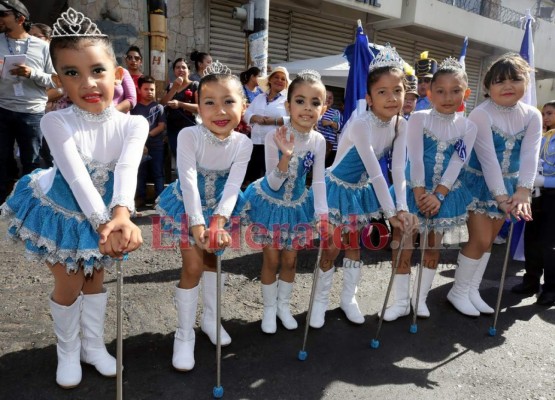 FOTOS: Coloridos desfiles protagonizaron al menos 300 escuelas en la capital