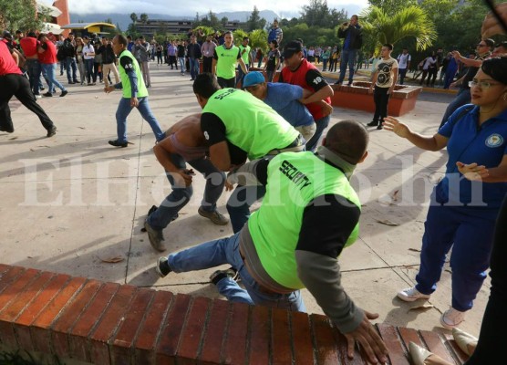 Las diez fotos más impactantes de la batalla entre universitarios y seguridad privada en la UNAH