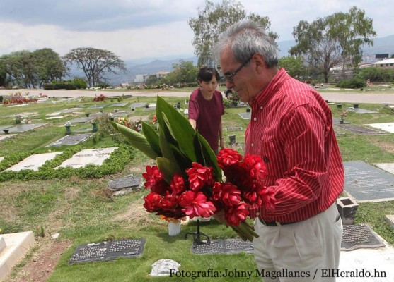 Cementerios: Visitas de amor para las madres que están en el cielo