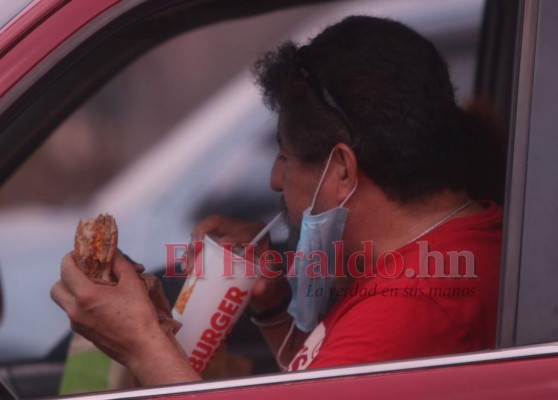 Largas filas en autoservicio y estrictos protocolos: así fue reapertura de restaurantes