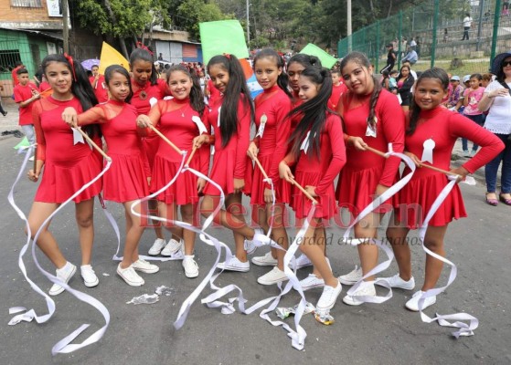 FOTOS: Coloridos desfiles protagonizaron al menos 300 escuelas en la capital