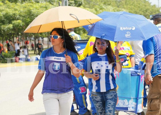 Las catrachas que adornan con su belleza el Estadio Olímpico