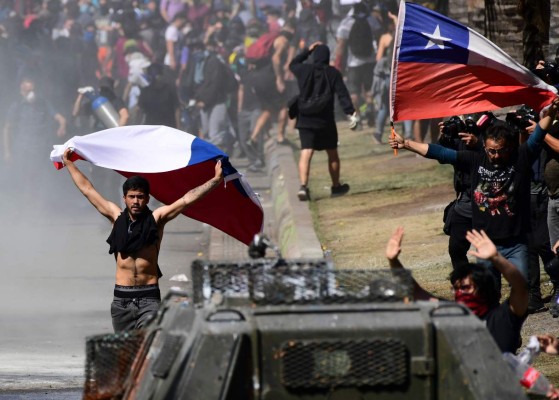 FOTOS: Miles marchan en quinta jornada de protestas en Chile