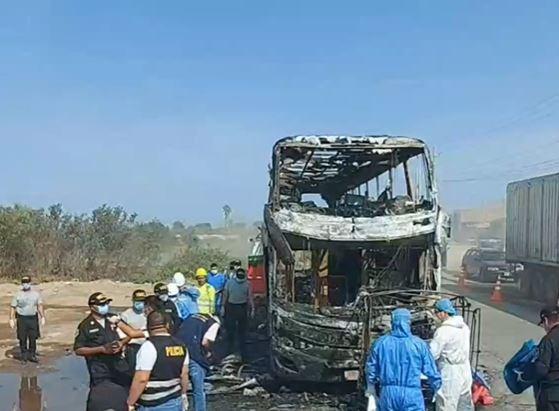 Impactantes imágenes tras choque entre bus y mototaxi en Perú; hay 10 muertos