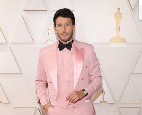 Sebastián Yatra divide las redes con su traje rosa en los Oscar 2022