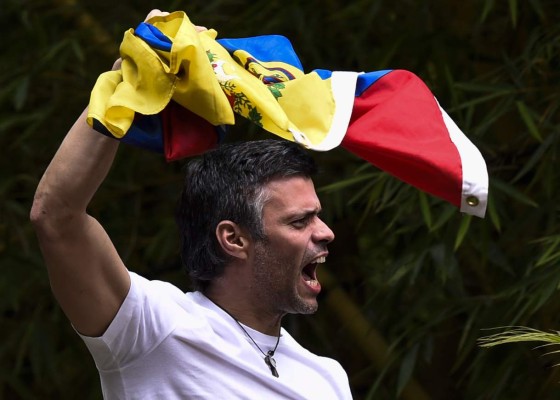 FOTOS: El rostro de Leopoldo López tras salir de la cárcel