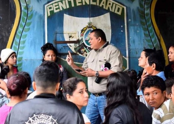 Drama familiar: madres y esposas devastadas tras matanza en cárcel de Tela (FOTOS)