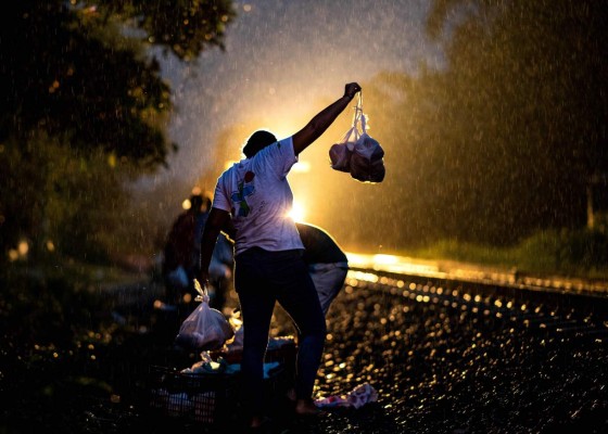 Lo que hacen los migrantes por un plato de comida en la ruta hacia Estados Unidos