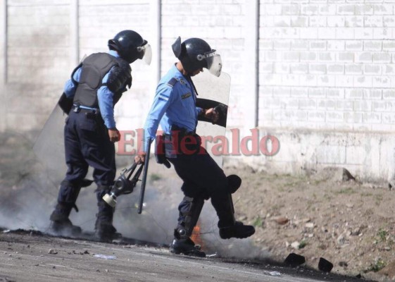 Lluvia de piedras en las tomas realizadas en la salida al sur por la Alianza de Oposición