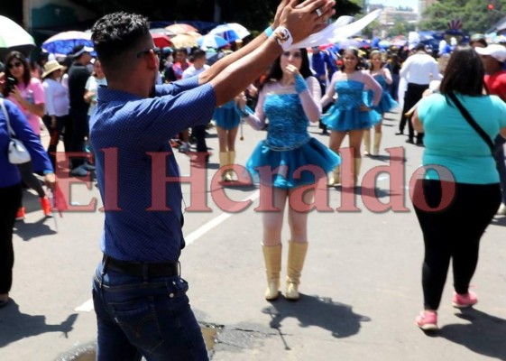 Joven mueve las caderas mientras dirige a las palillonas del Instituto Don Bosco y causa furor