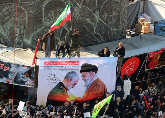 Con banderas de 'venganza severa' marea humana rinde homenaje a Qasem Soleimani   