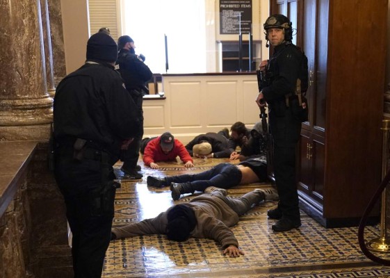 Las imágenes de la violenta invasión en el Capitolio de Estados Unidos