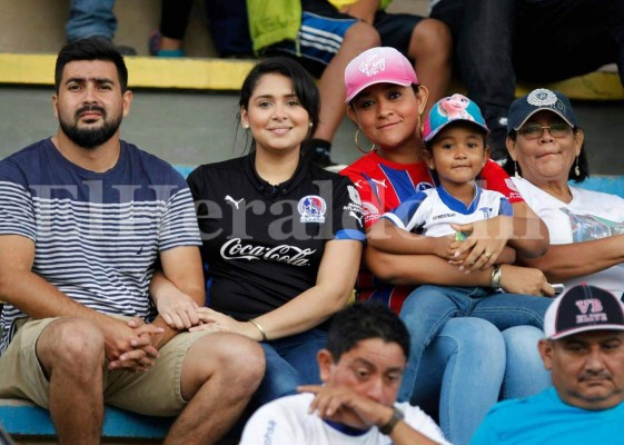 Las catrachas que adornan el estadio Humberto Micheletti con su belleza