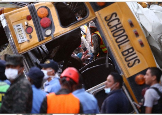 Las imágenes más estremecedoras del accidente de bus en salida al sur