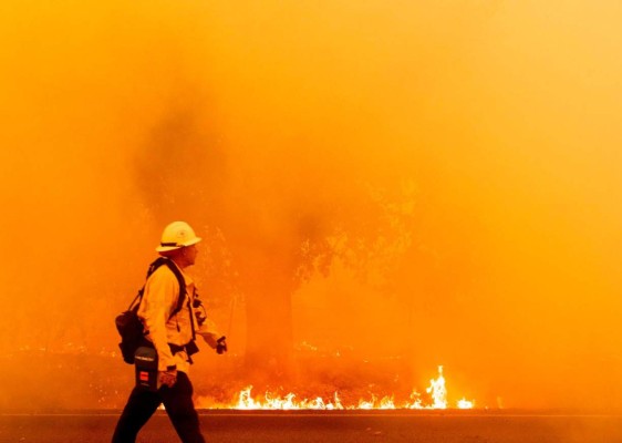 FOTOS: Muertos y miles de casas en peligro por incendios en California  