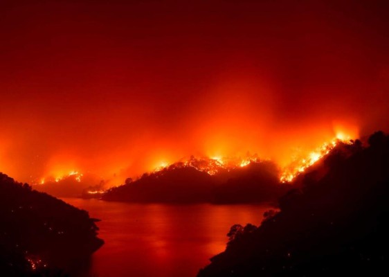 FOTOS: Muertos y miles de casas en peligro por incendios en California  