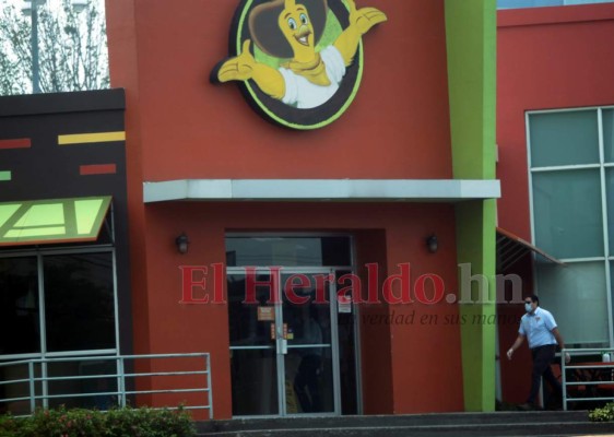 Largas filas en autoservicio y estrictos protocolos: así fue reapertura de restaurantes