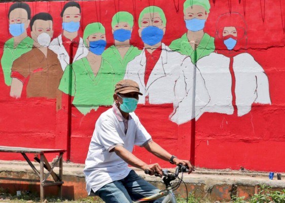 Conozca las teorías falsas detrás de los antimascarillas (FOTOS)  