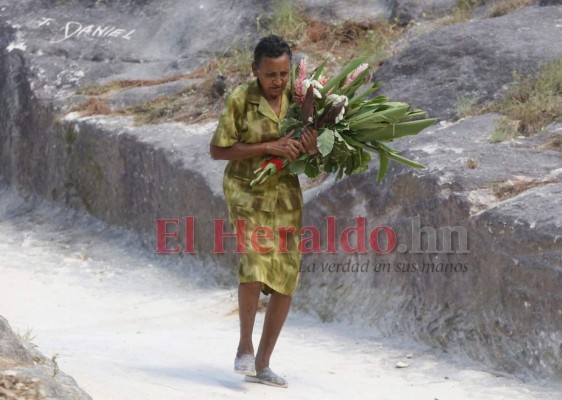 FOTOS: Llanto y dolor en velorio de mujer ultimada por alcalde de Nueva Armenia