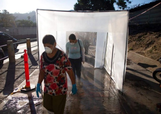 Conozca las teorías falsas detrás de los antimascarillas (FOTOS)  