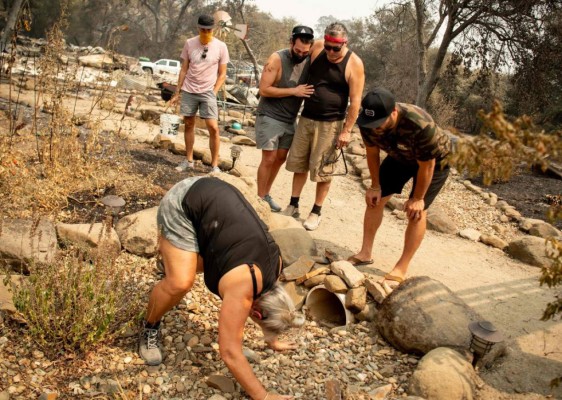 Desolación y llanto: las dramáticas fotos de los incendios en California  