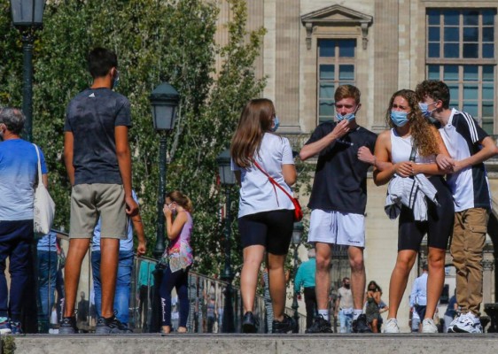 Conozca las teorías falsas detrás de los antimascarillas (FOTOS)  