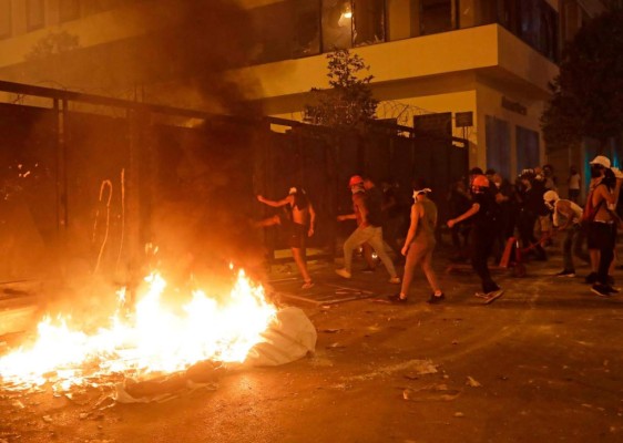 Explosión en Beirut desata violentas protestas y dimisiones de la clase política (FOTOS)  