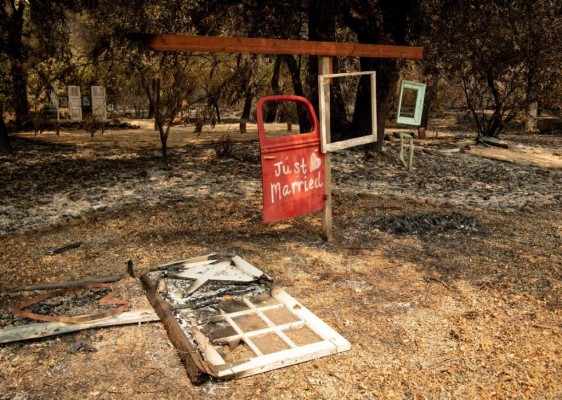 Desolación y llanto: las dramáticas fotos de los incendios en California  