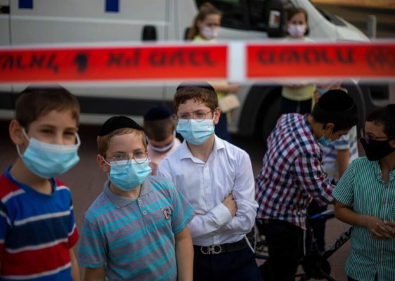 Conozca las teorías falsas detrás de los antimascarillas (FOTOS)  