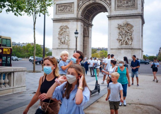 Conozca las teorías falsas detrás de los antimascarillas (FOTOS)  