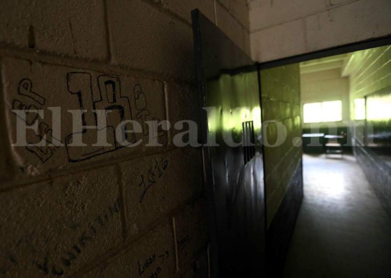 Rodeados de placazos de la 18 estudiantes del Instituto Central Vicente Cáceres reciben clases