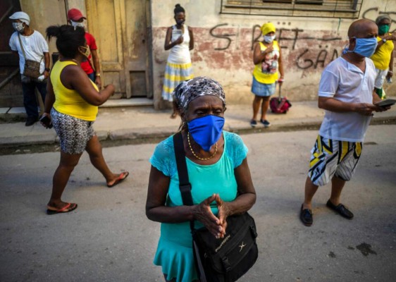 Conozca las teorías falsas detrás de los antimascarillas (FOTOS)  