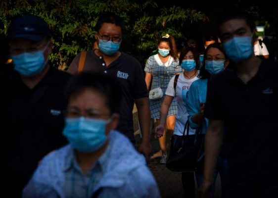 Conozca las teorías falsas detrás de los antimascarillas (FOTOS)  