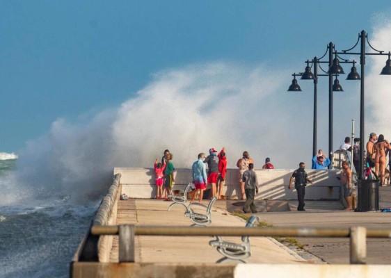 Huracán Laura amenaza costa este de EEUU y ordenan evacuaciones (FOTOS)  