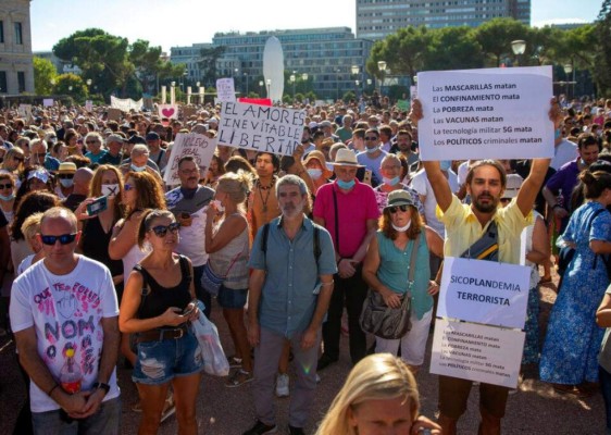 Cierre de discotecas y distancia: duras restricciones para reducir contagios en España  