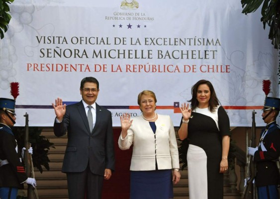 Ana García de Hernández se luce con hermoso y tallado vestido durante visita de Bachelet