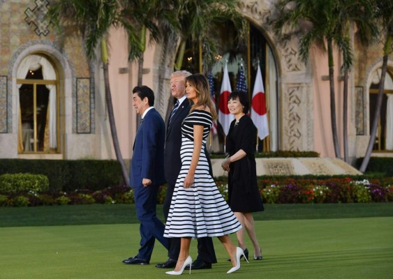 Melania Trump usa llamativo vestido en reunión de Trump y Shinzo Abe