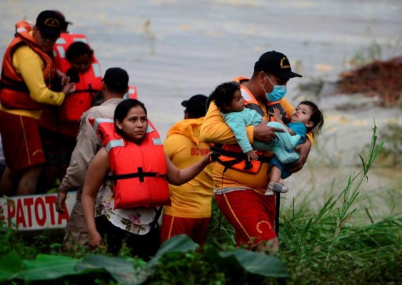 ¡Dispuestos a ofrendar su vida por Honduras! Imágenes de nuestros héroes afrontando el desastre Eta