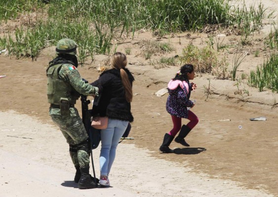 Una niña corre mientras su madre es detenida: las dramáticas imágenes de la captura de migrantes en México