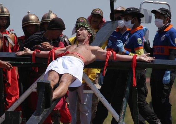 Clavados de pies y manos: El dolor real en los vía crucis más extremos del mundo