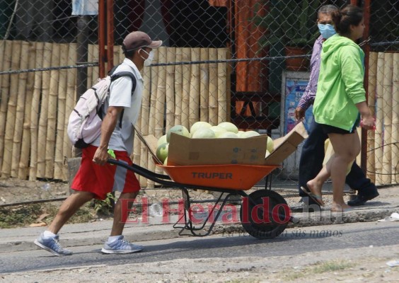 FOTOS: En la capital se resisten al encierro y salen en toque de queda